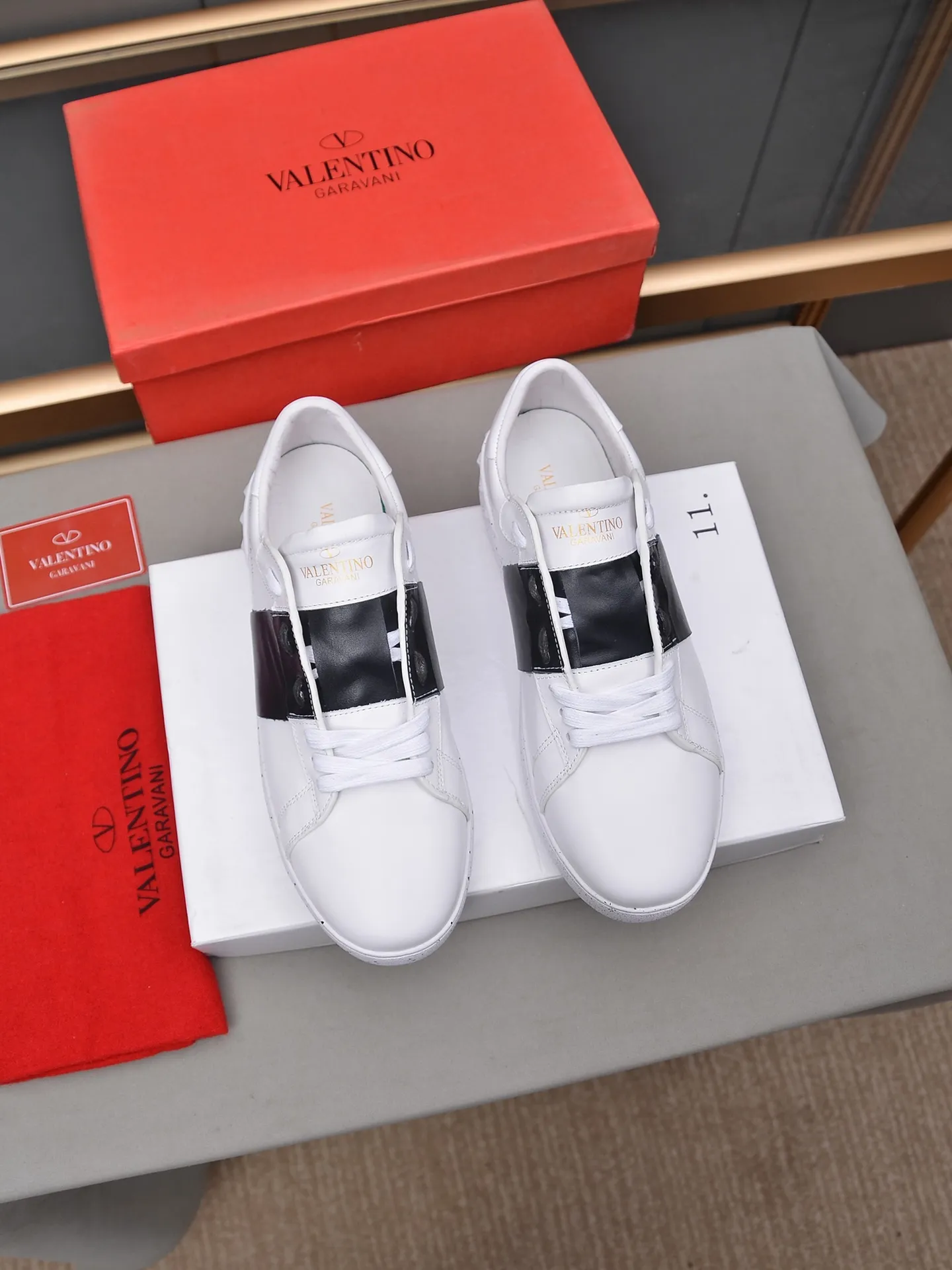 Men's shoes 460💰 (men and women couples) Valentino classic color matching series casual shoes. Made with heavy craftsmanship, good products pay attention to every detail. A must-have trendy item that can be worn all year round, it has been worn by many celebrities and Internet celebrities~~Imported cowhide surface, unique design concept, sheepskin lining, counter quality. Women’s clothing 35-40. Men’s clothing 39-44, 45-46 (returns and exchanges are not supported for custom-made items)